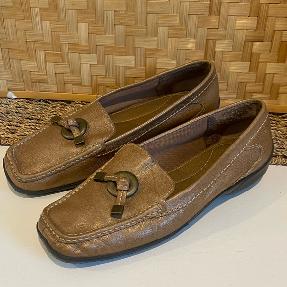 LIZ CLAIBORNE AFRICA SLIP ON LEATHER LOAFERS - Picture 3 of 6